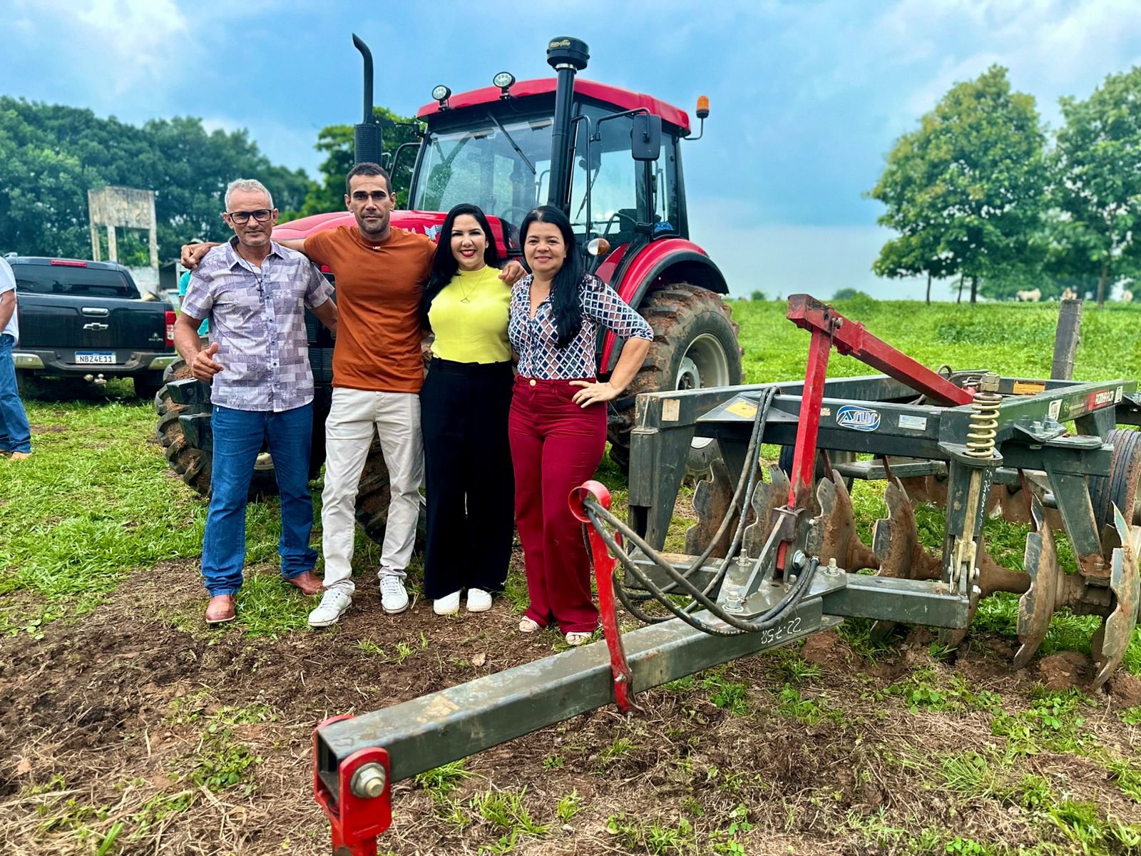 Deputada Cristiane Lopes e Dr. Alan Queiroz entregam 320 mil em equipamentos agrícolas para produtores rurais de Jaru (RO)