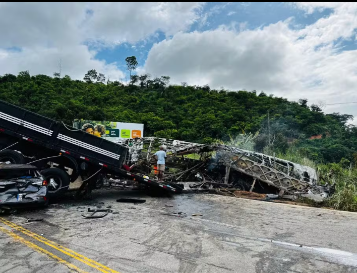 Um grave acidente envolvendo um ônibus, uma carreta e um carro deixou 26 mortos na BR-116, no Vale do Mucuri, Minas Gerais.