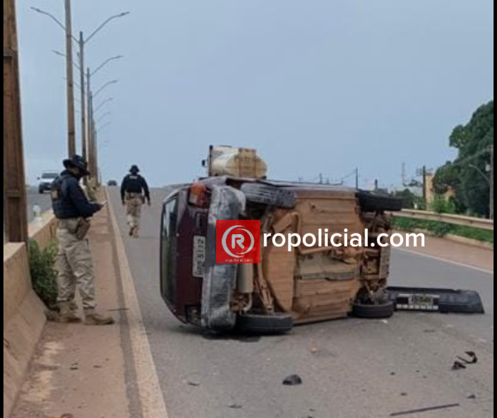 Acidente entre um carro e um caminhão na BR-364 resultou em capotamento do veículo